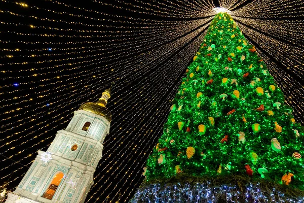 Красивая живописная украшенная елка с украшениями и освещенная светлыми гирляндами на фоне Софийского собора на площади Софиевской. С Новым 2022 годом и Рождеством! — стоковое фото