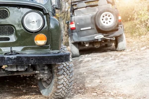 Eski model 4x4 Sovyet SUV aracıyla yazın gün batımında asfaltsız yollarda. Off road car Mountain safari macera doğa yolculuğu konsepti. ATV Kiralama .
