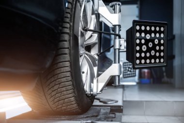 Lazer sensör teçhizatı ve 3 boyutlu tekerlek hizasına karşı kapalı servis bakım onarım merkezi. Otomatik kameralı ayak parmağı tamiri için garajdaki araç atölyesi