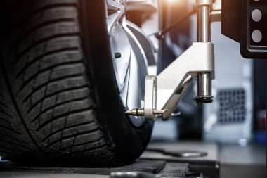 Lazer sensör teçhizatı ve 3 boyutlu tekerlek hizasına karşı kapalı servis bakım onarım merkezi. Otomatik kameralı ayak parmağı tamiri için garajdaki araç atölyesi