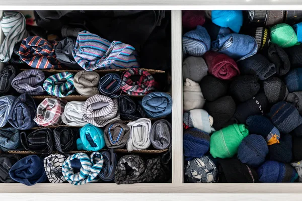 Início caixa de gaveta com lingerie roupa interior dobrada organizada KonMari marie kondo método de armazenamento vertical. Classificado muitas cuecas diferentes calças e meias no armário do quarto — Fotografia de Stock