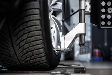 Lazer sensör teçhizatı ve 3 boyutlu tekerlek hizasına karşı kapalı servis bakım onarım merkezi. Otomatik kameralı ayak parmağı tamiri için garajdaki araç atölyesi