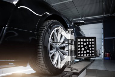 Lazer sensör teçhizatı ve 3 boyutlu tekerlek hizasına karşı kapalı servis bakım onarım merkezi. Otomatik kameralı ayak parmağı tamiri için garajdaki araç atölyesi