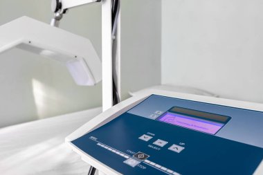 Fizyoterapi tıbbi diyabet tedavi ekipmanlarının detaylı görüntüsü. Kanepeli mikrodalga terapi odası. Hastanede fiziksel rehabilitasyon cihazı. Sağlık hizmetleri modern teknolojileri