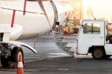 Küçük bir kargo uçağı kompartımanında, kemer yükleme makinesinin ticari paket sevkiyatının detaylı görüntüsü. Hava postası ve lojistik servisi. Ticari charter uçuş servisi