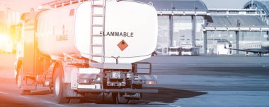 Arka görüş küçük modern yakıt tankeri havaalanı taksisinde yakıt ikmali için kullanılıyor. Sarnıç havacılık benzini. Uçak yakıtı. Havaalanı bakım servisi araç gereçleri