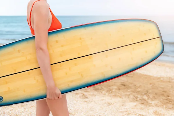 Close-up corpo inferiore giovane adulto sottile sportivo ragazza surfista godere di avere divertimento nuoto tavola da surf oceano costa onda chiara acqua giornata di sole. Sport sano spensierato hobby stile di vita vacanza concetto — Foto Stock