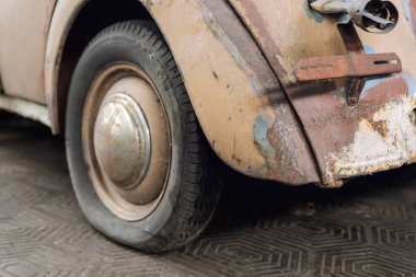 Paslı, unutulmuş antika eski araba ve motosikletler kapalı alandaki hurdalık fabrika deposunda. Klasik antika eski araçlar. Garaj tamirhanesi yenileme istasyonu..