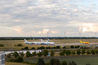 Schkeuditz, Almanya - 29 Mayıs 2022 - İki An-124-100 Rus Ruslan Volga-dnepr havayolları kargo jetleri Leipzig Halle havaalanı pisti pisti apronuna park edildi. Jetlere el koyma ve el koyma yaptırımları.