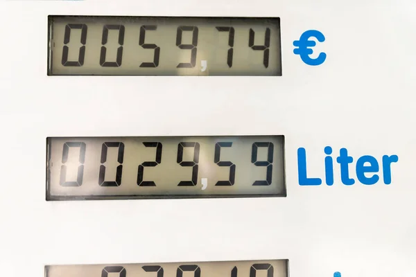 燃油泵数字显示屏的特写详细显示了欧盟国家燃油站超高油价和柴油汽油价格 因战争危机而增加的能源费用 — 图库照片