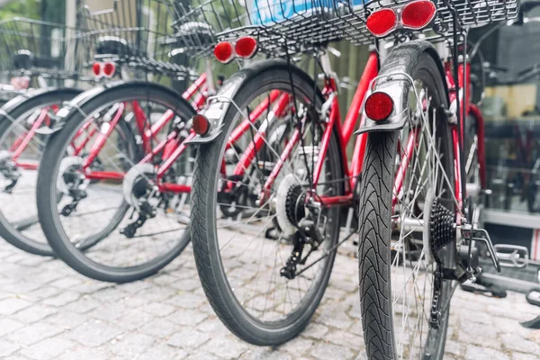 Closeup Δείτε Πολλά Κόκκινα Ποδήλατα Πόλης Σταθμευμένα Στη Σειρά Ευρωπαϊκό — Φωτογραφία Αρχείου