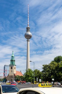 Birçok lüks taksi durağı, Berlin şehir merkezindeki yol kenarındaki turist Berlin TV kulesi ve Alexandrplatz mavi gökyüzü arka planında St Mary kilisesine karşı bekliyor. Alman sermaye seyahati konsepti.