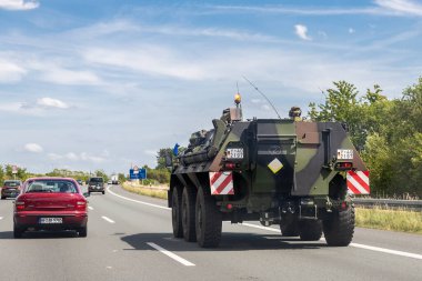 Hannover, Almanya - 12 Haziran 2022: Alman zırhlı personel taşıyıcısı Fuchs askeri konvoy karayolunu kullanıyor. NATO askerleri Doğu Avrupa 'da hızlı tepki gücü takviyesi yapıyor.
