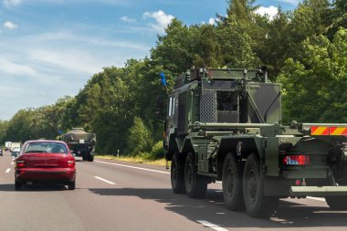 Alman zırhlı yarı karavan taşıyıcısı askeri konvoy karayolunu kullanıyor. NATO birlikleri yeniden yerleştirme hızlı tepki gücü Doğu Avrupa 'yı takviye ediyor. İsveç Finlandiya tahkimatı.
