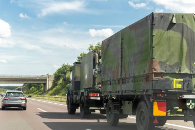 Alman zırhlı yarı karavan taşıyıcısı askeri konvoy karayolunu kullanıyor. NATO birlikleri yeniden yerleştirme hızlı tepki gücü Doğu Avrupa 'yı takviye ediyor. İsveç Finlandiya tahkimatı.