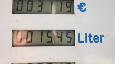 Yakıt pompasının dijital görüntüsü, AB ülkesindeki benzin istasyonunda yükselen süper ve dizel benzin fiyatlarını gösteriyor. Enerji maliyeti, Avrupa 'da savaş krizi nedeniyle harcamaları artırdı.