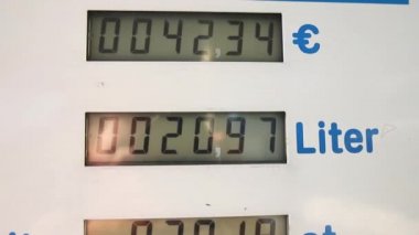 Yakıt pompasının dijital görüntüsü, AB ülkesindeki benzin istasyonunda yükselen süper ve dizel benzin fiyatlarını gösteriyor. Enerji maliyeti, Avrupa 'da savaş krizi nedeniyle harcamaları artırdı.