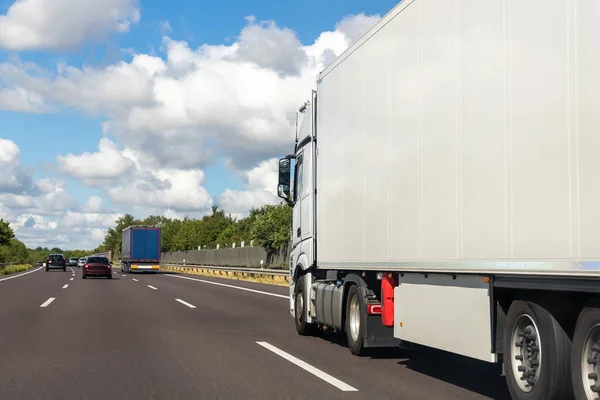 Witte Blanco Moderne Levering Grote Lading Commerciële Oplegger Vrachtwagen Bewegen — Stockfoto