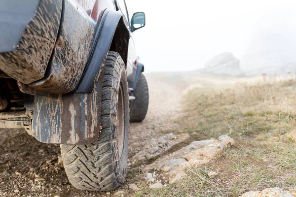 Γκρο Πλαν Λεπτομέρεια Κάτω Pov Άποψη Του 4X4 Awd Suv — Φωτογραφία Αρχείου