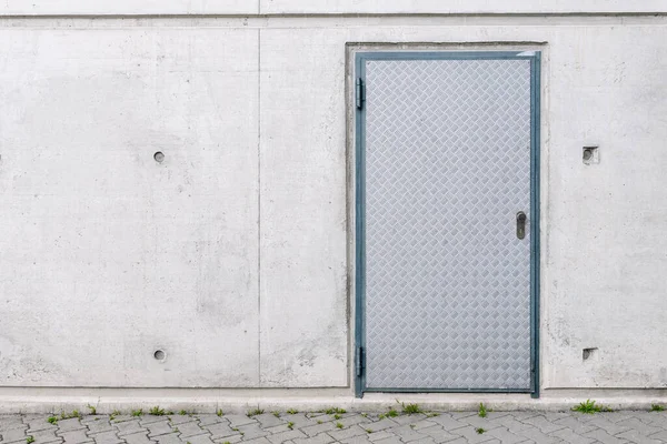 Betonowa Fasada Budynku Pancerną Stalową Płytą Diamentową Drzwi Teksturowane Wejście — Zdjęcie stockowe