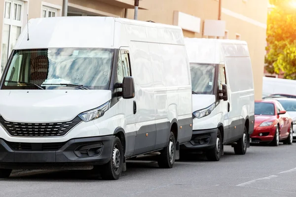 Pequeña Furgoneta Reparto Carga Estacionada Distrito Central Ciudad Europea Vehículo — Foto de Stock