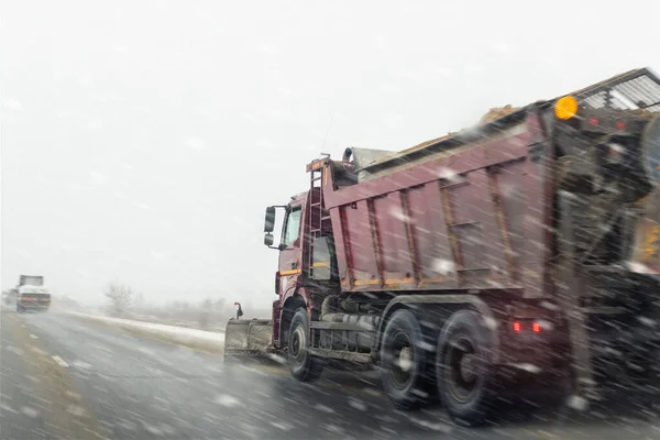 Camión Quitando Nieve Sucia Calle Ciudad Carretera Después Fuertes Nevadas — Foto de Stock
