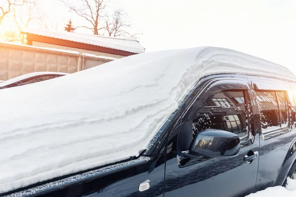 大型積雪による大雪の冬の日の後に閉じ込められたSuv車で覆われた雪が閉じ込められた街の通りの私道駐車場スポット 雪のドリフトと凍結車 極端な気象条件 — ストック写真