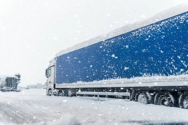 Grande Camion Semirimorchio Commerciale Intrappolato Nella Deriva Neve Sulla Strada — Foto Stock