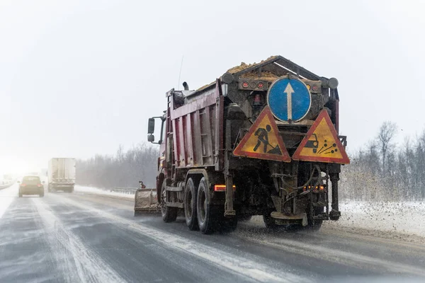 Camión Quitando Nieve Sucia Calle Ciudad Carretera Después Fuertes Nevadas — Foto de Stock