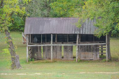 Missouri 'deki dağların Echo Bluff State Parkı' ndaki eski harabe ahır.