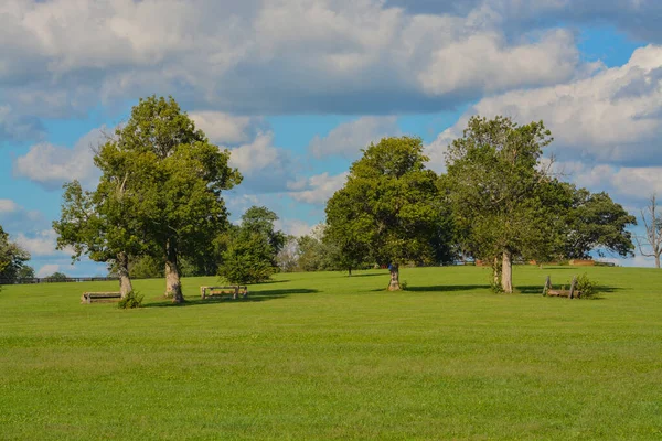 ケンタッキー州レキシントンのケンタッキー ホース パークの美しい牧草地 — ストック写真