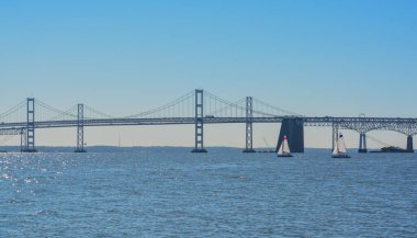 Annapolis, Maryland 'deki Sandy Point Eyalet Parkı' ndan Chesapeake Körfezi Köprüsü manzarası