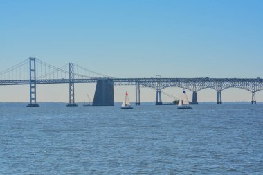 Annapolis, Maryland 'deki Sandy Point Eyalet Parkı' ndan Chesapeake Körfezi Köprüsü manzarası