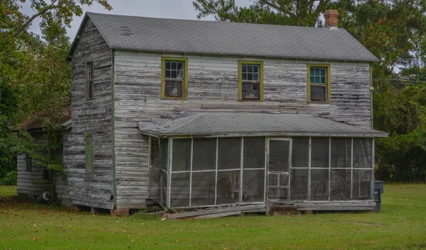 维吉尼亚州苏塞克斯郡瓦弗利市的一个老旧的 摇摇欲坠的家庭 — 图库照片