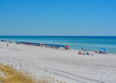 Güney Walton, Florida 'daki Meksika Körfezi' ndeki Miramar Sahili 'nin güzel beyaz kumsalı.
