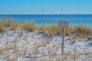 Dunes Restorasyon, Florida, Destin 'de Meksika Körfezi' nde Kum tepelerinden uzak durun tabelası