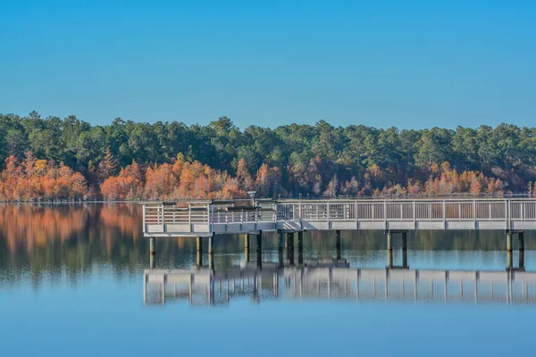 佐治亚州麦克雷市小奥克拉吉河上的渔港和落叶颜色倒影 — 图库照片