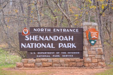 Kuzey girişindeki Shenandoah Ulusal Parkı tabelası. Blue Ridge Dağları, Virginia 'daki Skyline Drive' da