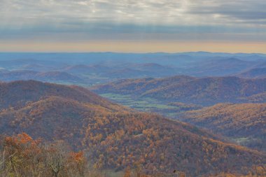 Virginia 'nın Blue Ridge Dağları' ndaki Shenandoah Milli Parkı 'ndaki Skyline Drive' dan güzel manzara.