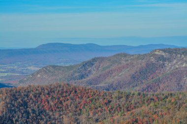 Virginia 'nın Blue Ridge Dağları' nda Skyline 'daki dağın tepelerinin güzel manzarası.