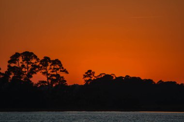 Hunting Island Eyalet Parkı üzerinde güzel bir günbatımı. Atlantik Okyanusu 'nda, Avlanma Adası, Beaufort County, Güney Carolina