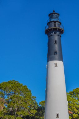 Bu deniz feneri Avlanma Adası 'nda. Atlantik Okyanusu 'nda bir Bariyer Adası, Beaufort County, Güney Carolina