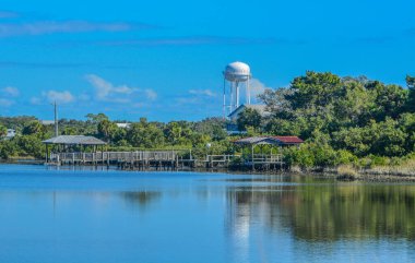 Cedar Key Su Kulesi ve Florida, Levy County 'deki Cedar Key Adası' ndaki balıkçı iskelesi.