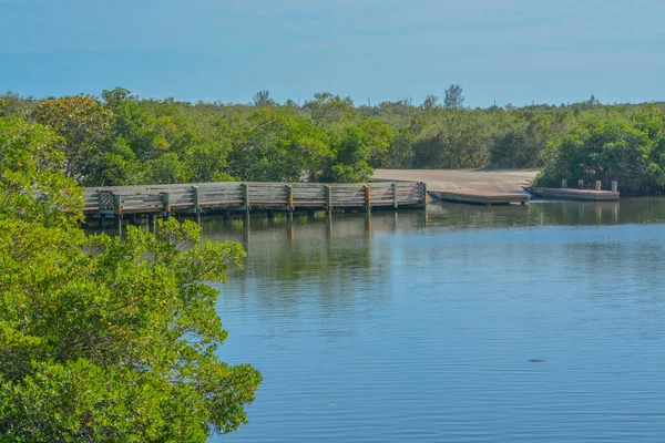 位于佛罗里达州印度河畔韦罗滩印度河沿岸的圆岛河岸公园的船坞和渔捞码头 — 图库照片