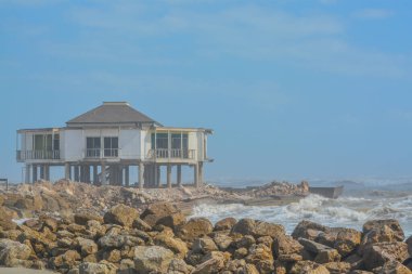 Nicholas Kasırgası, Meksika körfezi, Brazoria County, Teksas sahilindeki bir eve zarar verdi.
