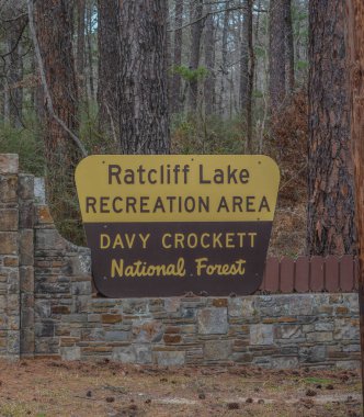 Ratcliff Gölü Ulusal Ormanı, Davy Crockett Ulusal Orman Tabelası. Ratcliff, Teksas 'ta