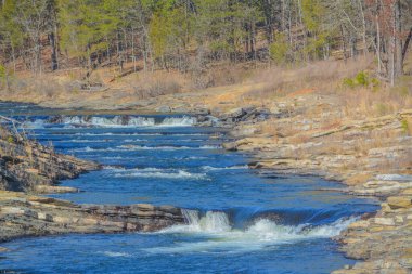 Mountain Fork Nehri Beavers 'dan geçiyor Broken Bow, Oklahoma' daki Eyalet Parkı 