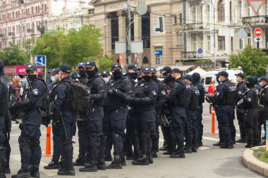 Kyiv, Ukrayna - 09.19.2021: Onur Yürüyüşü. Polis, yürüyüşün katılımcılarını koruyor. Konsept LGBTQ.