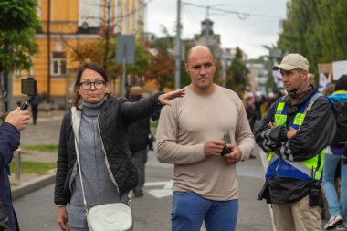 Kyiv, Ukrayna - 09.19.2021: Onur Yürüyüşü. Evli bir çift yürüyüşe karşı. Konsept LGBTQ.