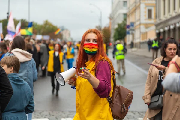 Κίεβο Ουκρανία 2021 Pride Parade Εθελοντής Που Μιλάει Μεγάφωνο Έννοια — Φωτογραφία Αρχείου